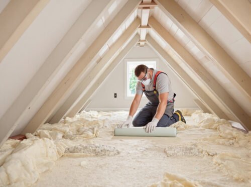 Ouvrier pose isolation des combles